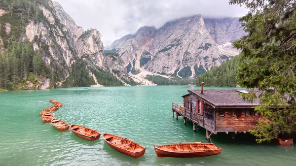 山に覆われた湖の赤いボートのショット — ストック写真