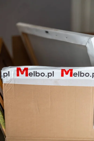 贴有Melbo Pl文字的标签的运输箱的垂直截图 — 图库照片