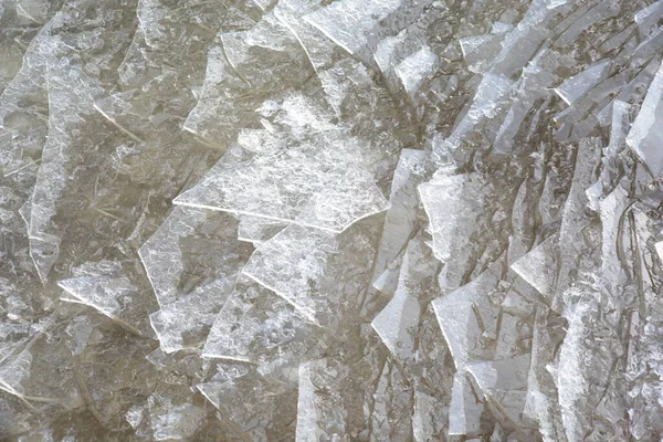 Σπασμένα Θραύσματα Πάγου Στην Επιφάνεια Του Νερού — Φωτογραφία Αρχείου