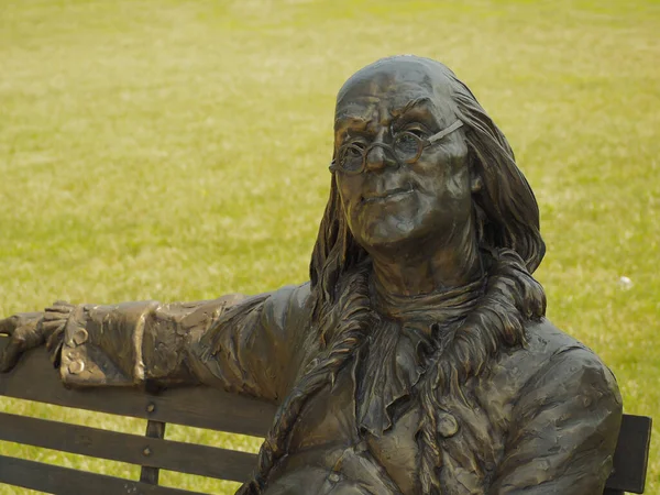 Прекрасный Снимок Статуи Бенджамина Франклина Скамейке Парке — стоковое фото