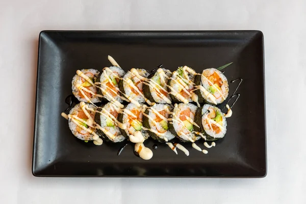 Eine Ansicht Von Sushi Auf Einem Schwarzen Teller Auf Weißem — Stockfoto