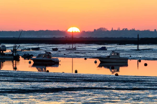 Scenic View Boats Docked Shore Sunrise Colorful Sky Sun Background — Stock Photo, Image