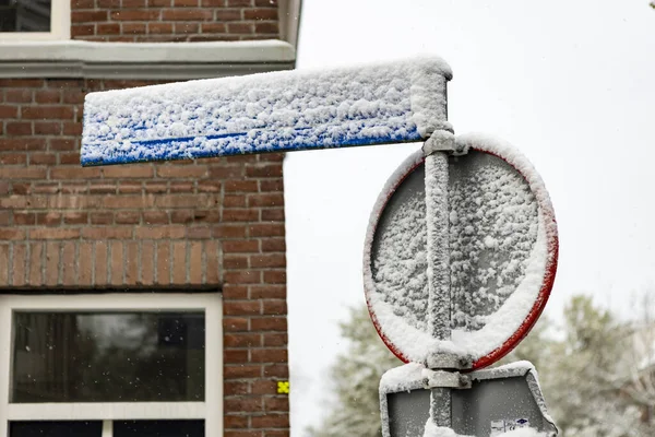 Carteles Calle Cubiertos Nieve Con Nombre Ininteligible Escena Invierno Holandesa — Foto de Stock