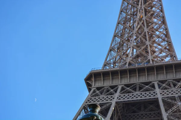 Eine Flache Aufnahme Des Eiffelturms Paris Frankreich Mit Blauem Himmel — Stockfoto
