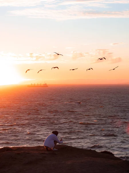 Eine Vertikale Aufnahme Einer Person Die Meeresufer Sitzt Mit Einem — Stockfoto