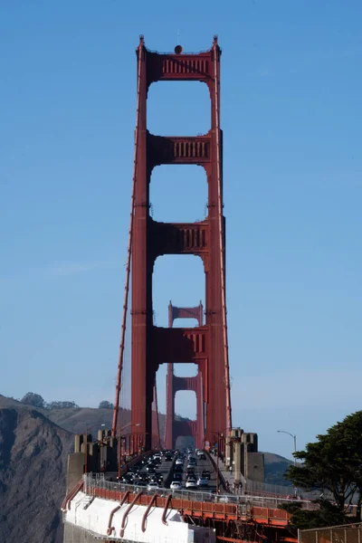 Vertikální Snímek Golden Gate Bridge San Franciscu Kalifornie Pozadí Modré — Stock fotografie