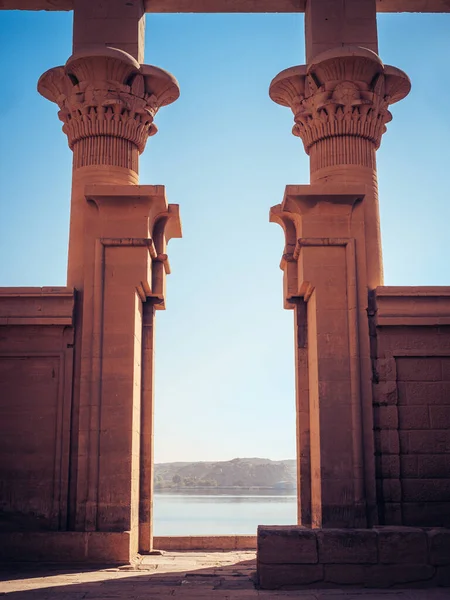 阿斯旺古埃及的一座庙宇 有两列柱子 — 图库照片