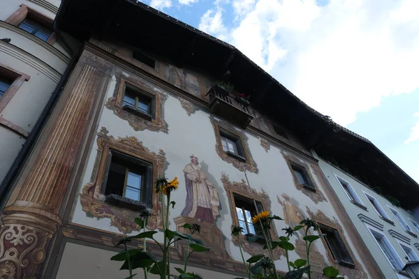 Berchtesgaden 'deki Hirschenhaus cephesi. Seçici odak.