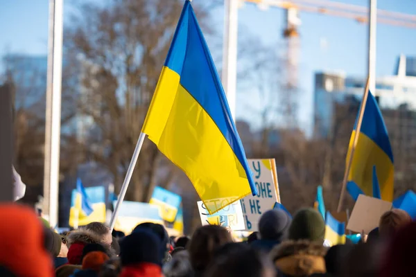 Velká Ukrajinská Vlajka Mávající Davem Lidí Venku Během Protestu — Stock fotografie