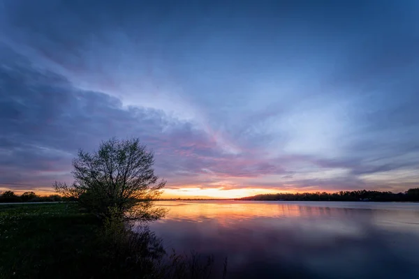 傍晚时分 一张美丽的落日照片挂在河边 — 图库照片