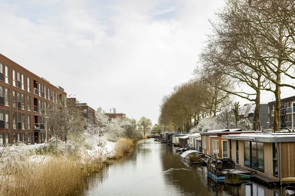 Kanal Iskelesi Bir Tarafta Karla Kaplı Diğer Tarafta Ise Utrecht — Stok fotoğraf