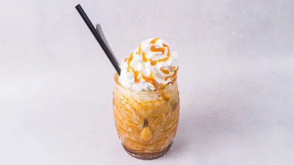 Beyaz Bir Yüzey Üzerinde Bir Bardakta Karamelalı Milkshake — Stok fotoğraf