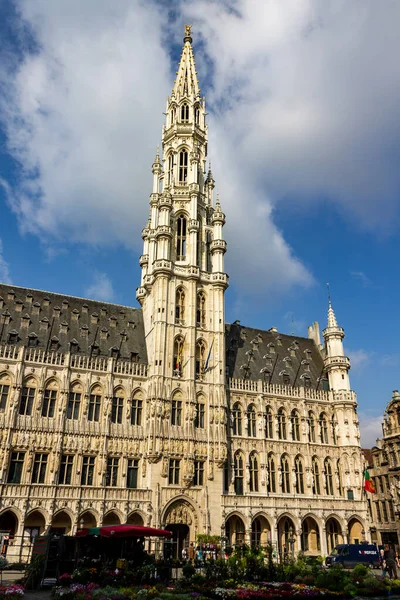 Vertikal Bild Bryssels Stadshus Bakgrunden Molnig Himmel — Stockfoto