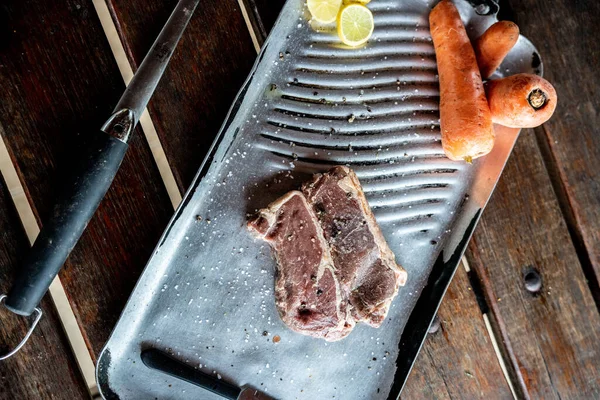 Une Vue Dessus Steak Cuit Sur Une Planche Argent Avec — Photo