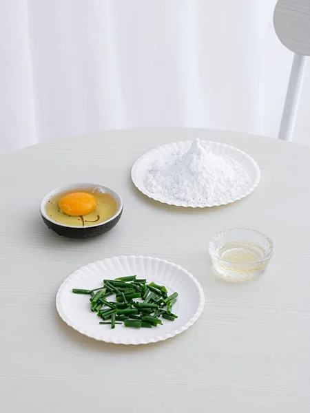 Detailní Záběr Ingrediencí Zelené Cibulové Omelety Bílém Dřevěném Stole — Stock fotografie