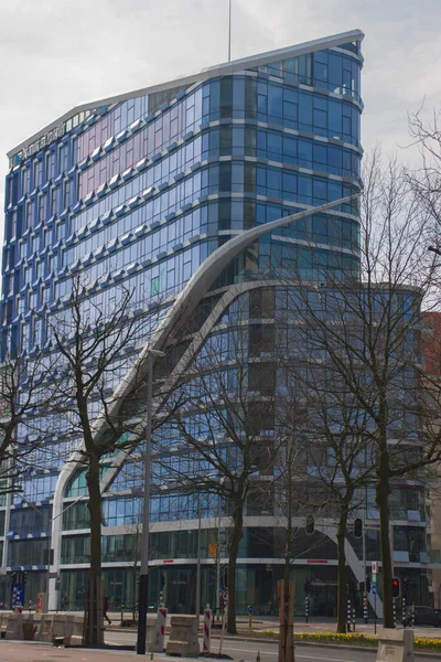 Hollanda, Amsterdam Zuid 'de gündüz vakti bulutlu gökyüzüne karşı 400 Beethovenstraat binasının güzel bir görüntüsü.