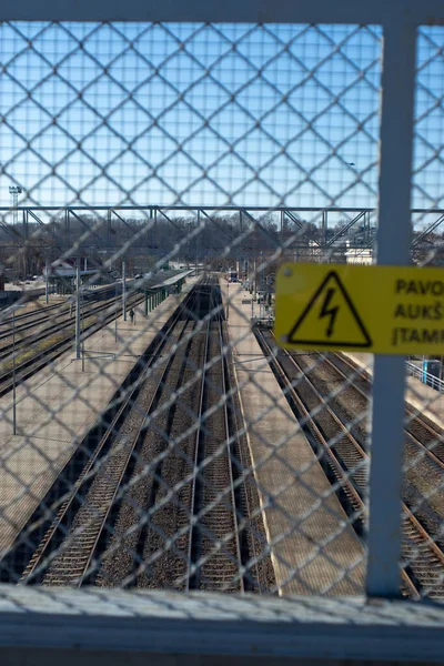 Tiro Vertical Sinal Cautela Uma Cerca Grade Uma Estação Trem — Fotografia de Stock