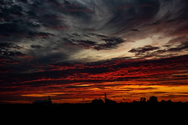 Una Vista Panoramica Del Drammatico Cielo Nuvoloso Colorato Tramonto — Foto Stock