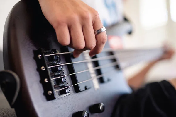 Homem Praticando Sua Guitarra Baixo Com Anel Dedo — Fotografia de Stock