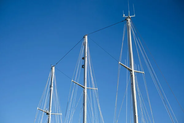 Close Dos Mastros Veleiro Fundo Céu Azul Rotterdam Países Baixos — Fotografia de Stock