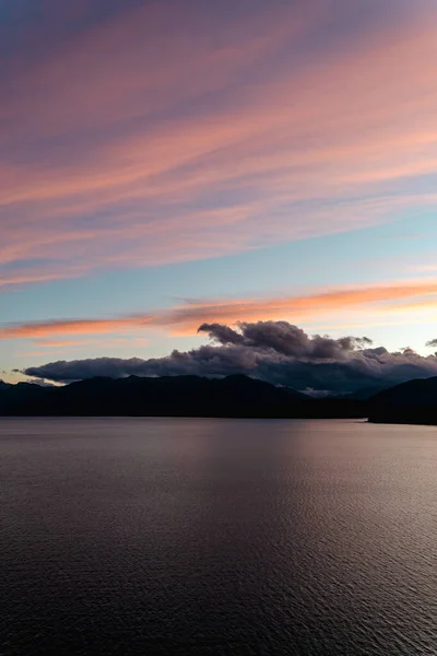 Eine Vertikale Aufnahme Eines Schönen Sonnenuntergangs Über Dem Meer — Stockfoto