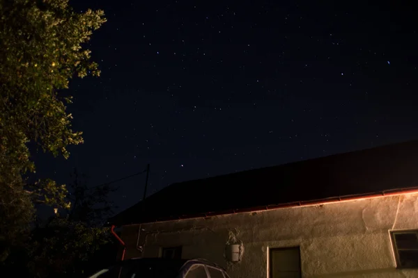 Eine Flache Aufnahme Eines Sternenhimmels Über Einem Haus — Stockfoto