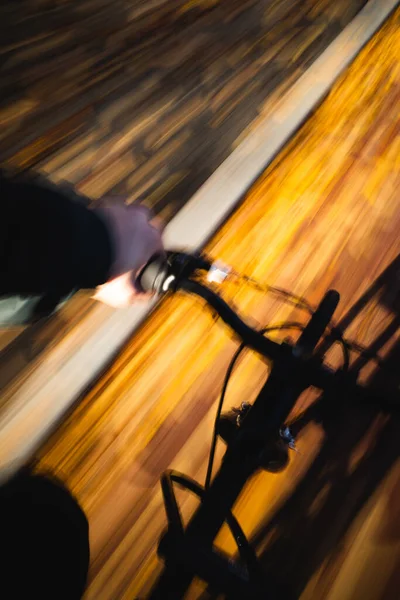 Close Longa Exposição Tiro Uma Pessoa Montando Uma Bicicleta — Fotografia de Stock