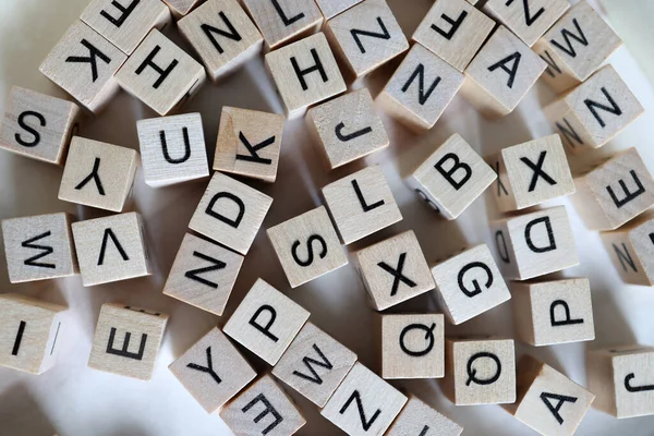 Eine Nahaufnahme Eines Hintergrundes Aus Holzwürfeln Mit Buchstaben Zum Erlernen — Stockfoto