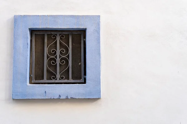 Uma Pequena Janela Com Uma Grade Metal Edifício — Fotografia de Stock