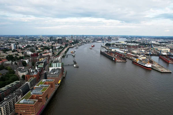 Almanya Nın Hamburg Şehrinde Bulutlu Bir Günde Elbe Nehri Yakınındaki — Stok fotoğraf