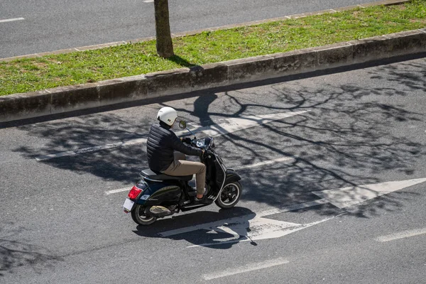 Photo Motocycliste Avec Une Vespa Gts 125 Noire Dans Les — Photo