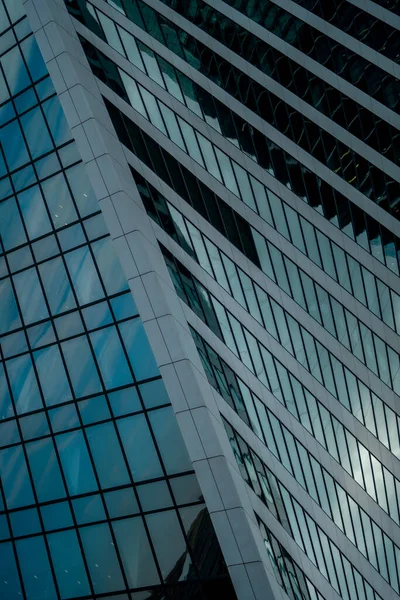 Låg Vinkel Skott Modern Spiral Byggnad Med Återspegling Molnig Himmel — Stockfoto