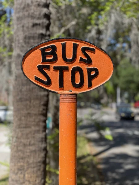 Вертикальний Постріл Помаранчевого Круглого Автобуса Знак Зупинки Чорними Літерами — стокове фото