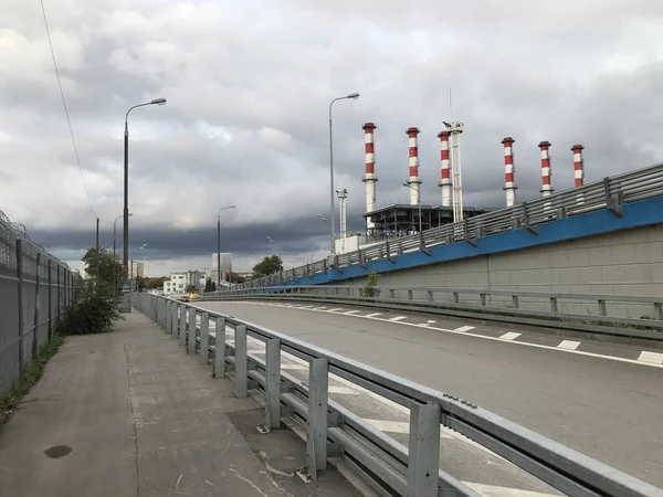 Buizen Van Thermische Centrale Mezhdunarodnaya Levert Energie Aan Het Businesscentrum — Stockfoto