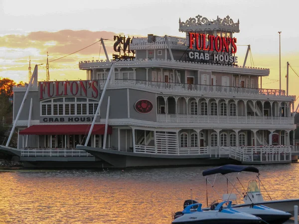 Een Heldere Zomer Zonsondergang Schijnt Achter Beroemde Disney Springs Toeristische — Stockfoto