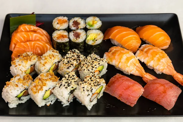 Een Top Uitzicht Van Sushi Instellen Een Zwarte Plaat Een — Stockfoto