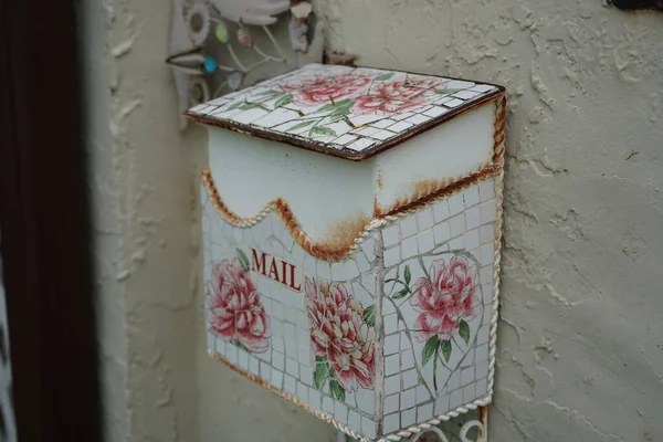 Close Shot Vintage Rusty Mailbox Floral Paintings — Stock Photo, Image