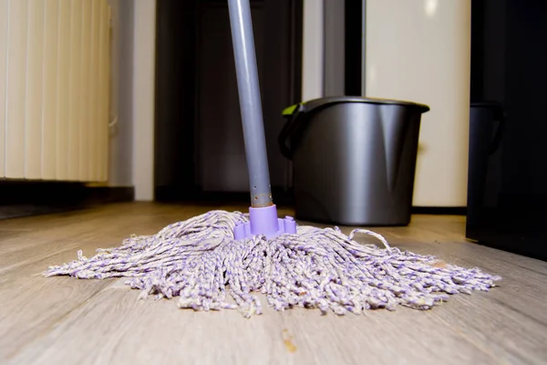 Limpar Chão Uma Casa Com Uma Esfregona Sem Pessoas — Fotografia de Stock
