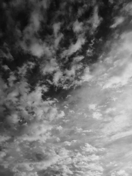 Tiro Vertical Escala Cinza Baixo Ângulo Céu Com Nuvens Cumulus — Fotografia de Stock