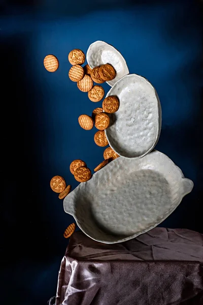 Tiro Estúdio Biscoitos Umas Chapas Cerâmicas Contexto Azul — Fotografia de Stock