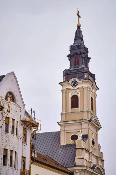 Niski Kąt Strzału Wieży Krzyż Zegarem Kościoła Michała Przeciwko Szaremu — Zdjęcie stockowe