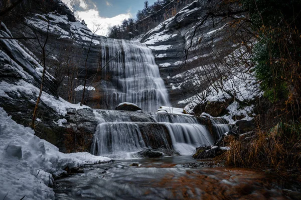 Beautiful Shot Waterfall Flowing Cliffs Wintertime — Stock Photo, Image