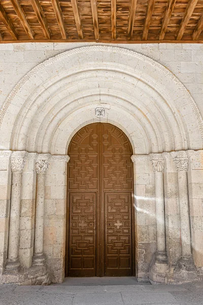 Tiro Vertical Uma Porta Igreja Santíssima Trindade Segóvia Espanha — Fotografia de Stock