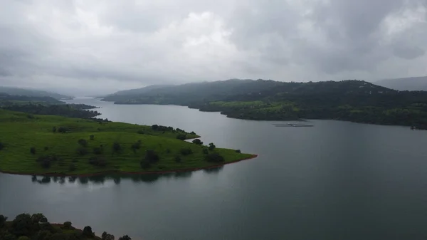 Tiro Aéreo Uma Ilha Verde Com Árvores Crescimento Mar Dia — Fotografia de Stock