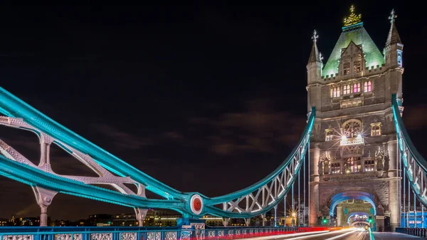 ロンドンの有名なタワーブリッジは 夜に照明で照らされました — ストック写真