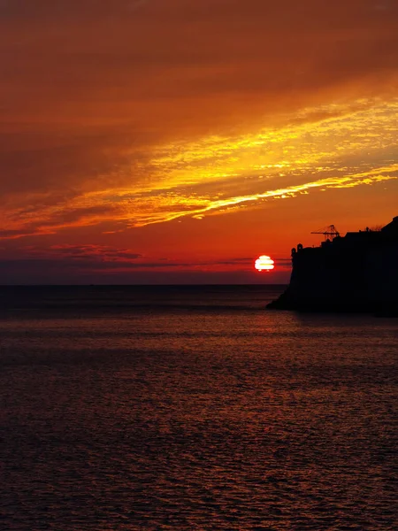 Μια Ζωντανή Θέα Στο Ηλιοβασίλεμα Πάνω Από Θάλασσα — Φωτογραφία Αρχείου