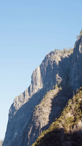 Вертикальний Знімок Високих Гір Кущами Під Блакитним Небом — стокове фото