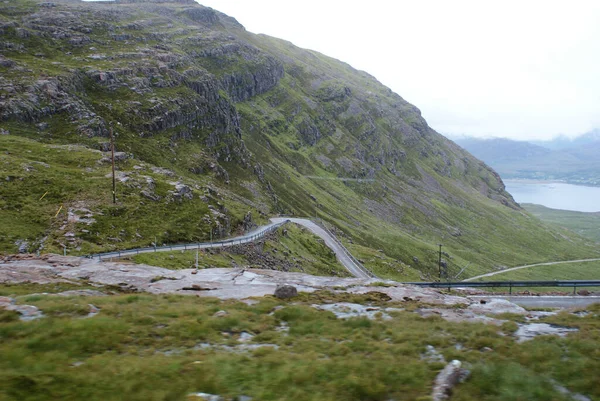 스코틀랜드의 구릉지를 도로의 — 스톡 사진