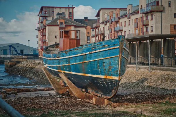 Velho Barco Azul Abandonado Sujo Ayr Escócia — Fotografia de Stock
