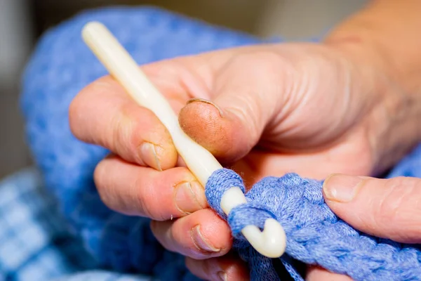 Vieille Femme Une Femme Tricot Crochet Avec Fil Bleu — Photo